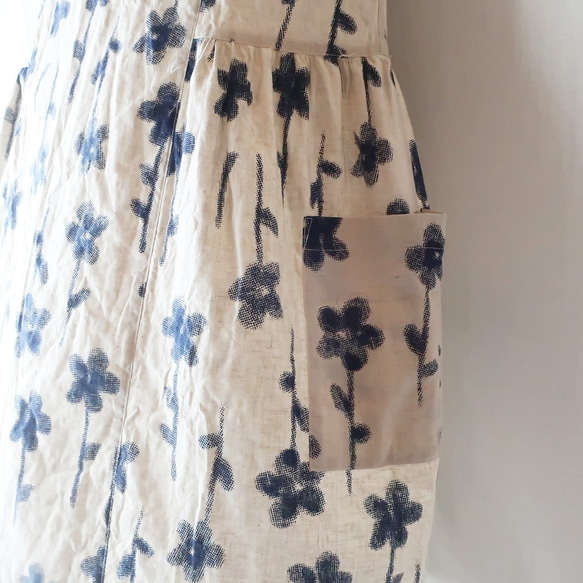 亞麻和棉質開關連衣裙（自由/白色（深藍色花朵圖案）） 第8張的照片