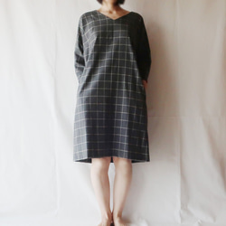 羊毛混紡V領杜爾曼連衣裙（自由/灰色格子圖案） 第1張的照片