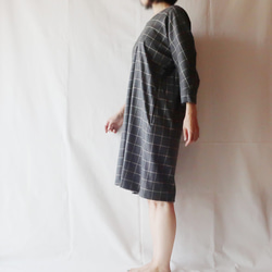 羊毛混紡V領杜爾曼連衣裙（自由/灰色格子圖案） 第6張的照片