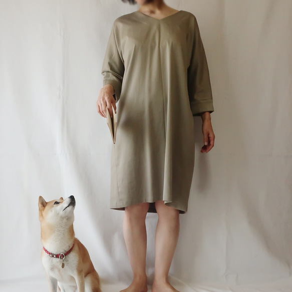 彈力棉質V領Dolman連衣裙（免費/米色） 第7張的照片