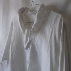 亞麻和棉質領子套頭衫（免費/白色） 第3張的照片