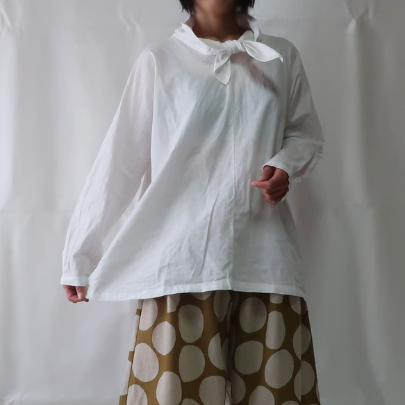 亞麻和棉質領子套頭衫（免費/白色） 第6張的照片