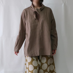 亞麻和棉質領絲帶套衫（免費/摩卡咖啡色） 第7張的照片
