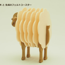 羊のコースター（生成のフェルトとサクラの木） 3枚目の画像