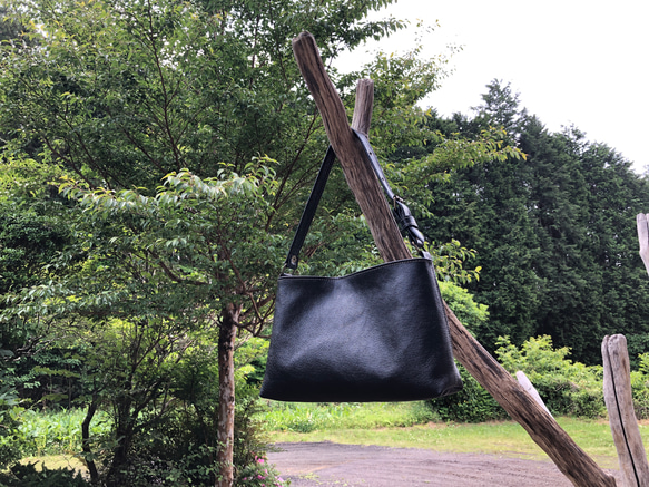 本革《コンパクトバッグ》 onehandle mini bag（ブラック）simple 2枚目の画像