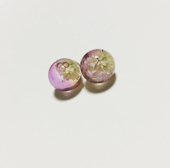 かすみ草のまんまるピアス【pink】 4枚目の画像