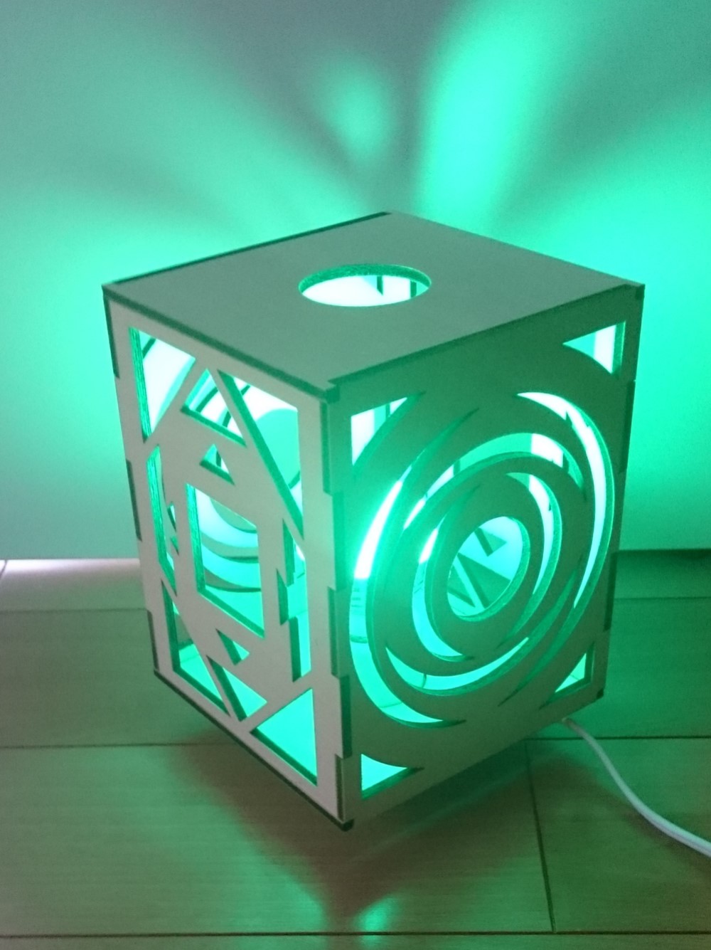 イルミネーションランプシェード　幾何学模様　16色変色ランプ・ソケット付き　据え置きタイプ 4,200円