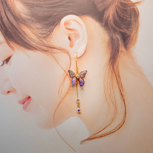 キラキラ手作りワイヤー蝶々ピアス ピアス（フック・チェーン
