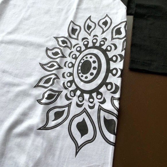 新色登場！【JIKUU BY SLC】コットン/メンズラグラン７分袖Tシャツ『ヒマワリ』白/黒 3枚目の画像