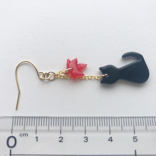黒猫と秋のピアス／イヤリング ピアス（フック・チェーン