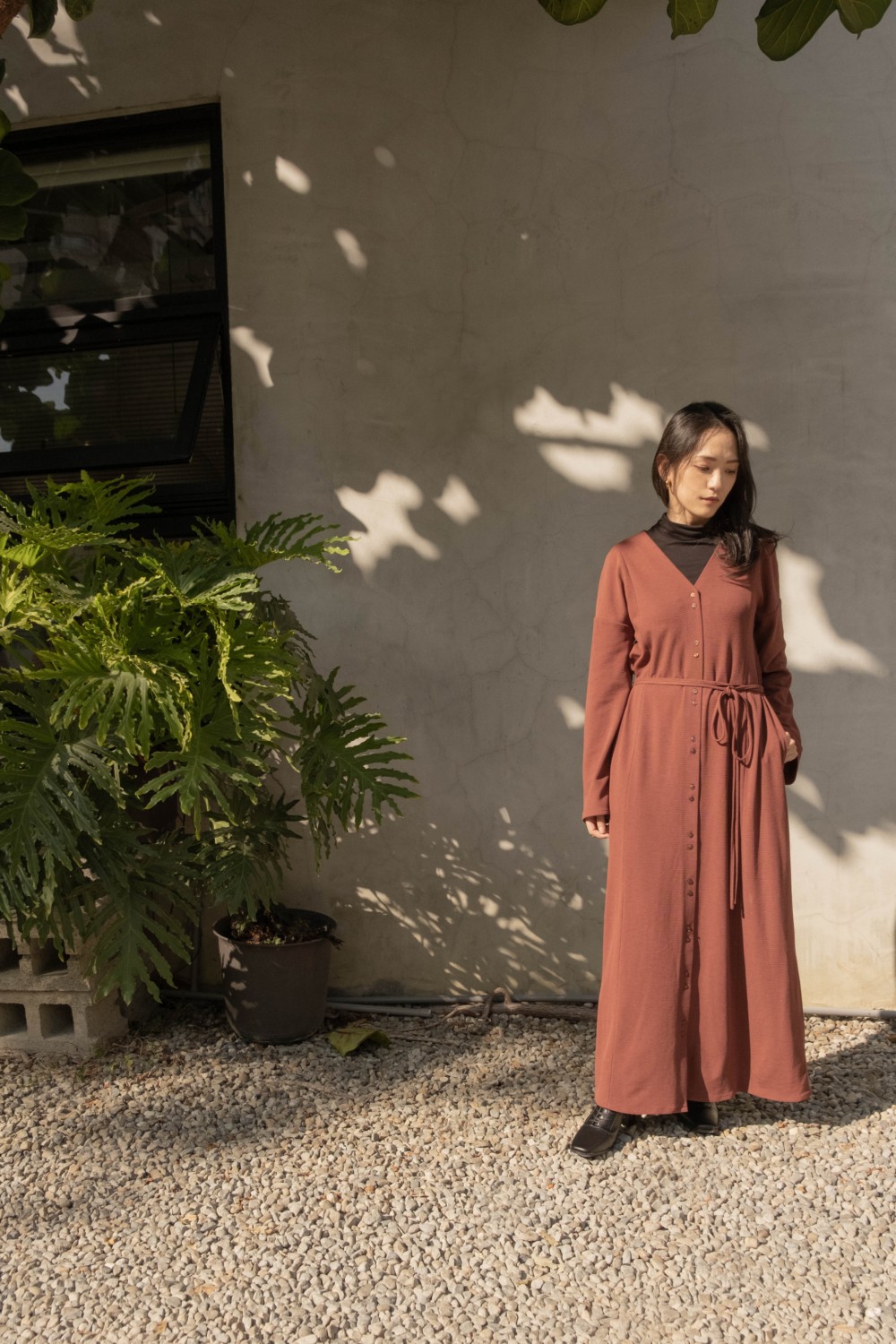 SAMEDi-エレガントなスリムロングドレス（ベルト付き）-ブリック