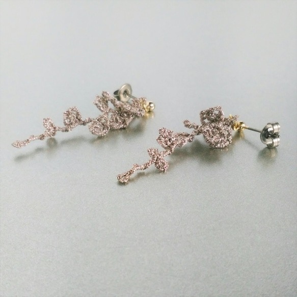 ベージュゴールドの糸を使ったアートな小花　タティングレース編みのピアス／イヤリング 8枚目の画像
