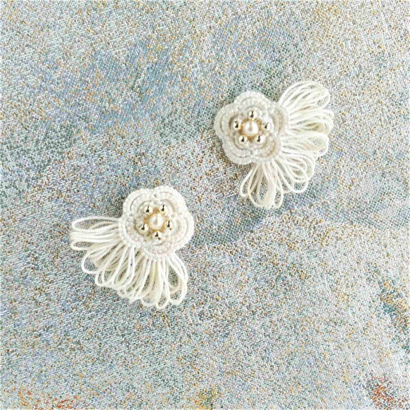 フリンジ一体 レース編み　和花華やぐ　ピアス／イヤリング【アイボリー】 1枚目の画像