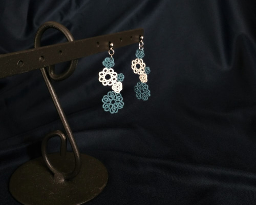 花模様 タティングレース編み【base indigo color】 ピアス（スタッド