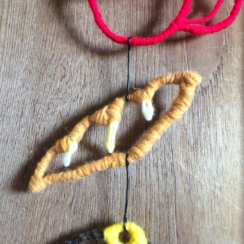 送料込☆毛糸まきまき☆ガーランド☆モチーフ3つ☆ワイヤークラフト