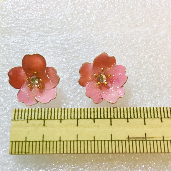 【送料込☆マニキュアフラワー☆ピンクのお花☆イヤリングorピアス】 2枚目の画像