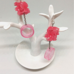 レジンの輪っかが可愛い桜キューブのピアス 2枚目の画像