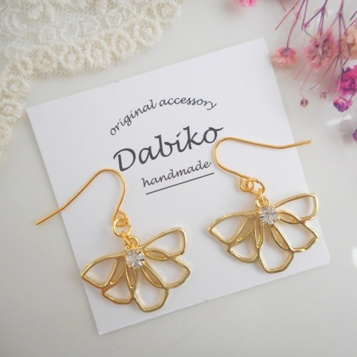 キラキラ輝く花びらの揺れる上品ピアス/イヤリング♡春・花・フラワー 