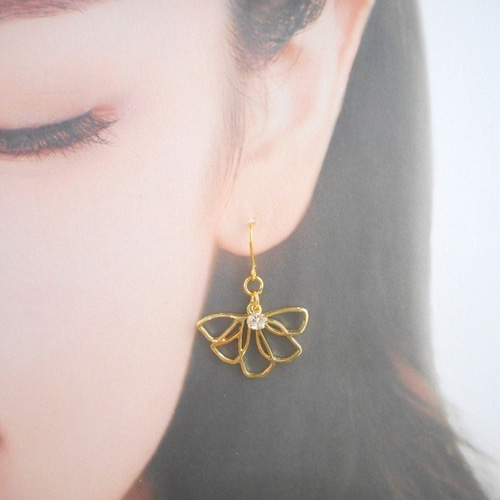 キラキラ輝く花びらの揺れる上品ピアス/イヤリング♡春・花・フラワー