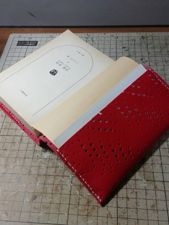 赤いパンチ革のブックカバー 2枚目の画像