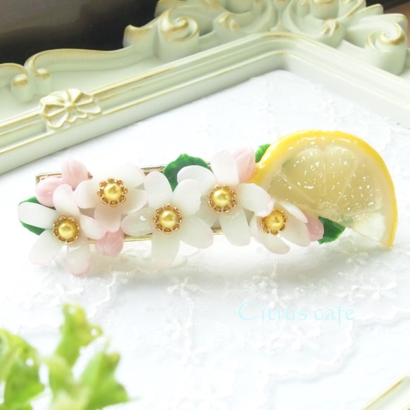 送料無料　白いレモンの花のバレッタ 1枚目の画像