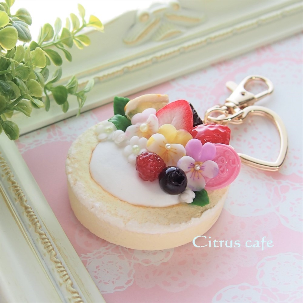 いちごのロールケーキ 編みぐるみ◎ キーホルダー a*y様