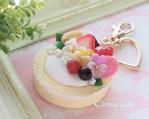 a*y様 いちごのロールケーキ キーホルダー 編みぐるみ◎ a*y様 いちごのロールケーキ キーホルダー 編みぐるみ◎