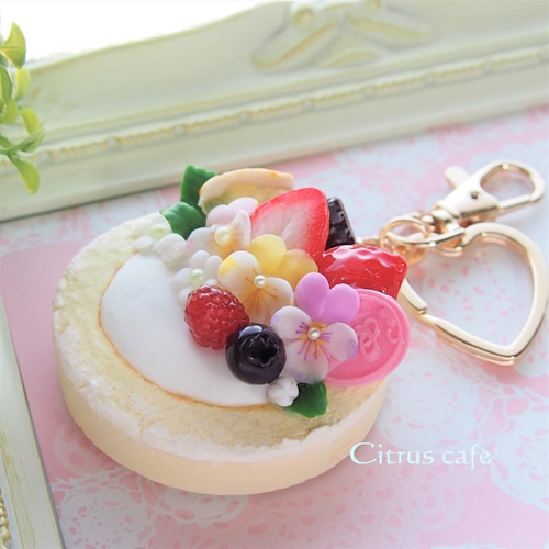 ハンドメイドロールケーキフェイクスイーツチャームキーホルダーいちご