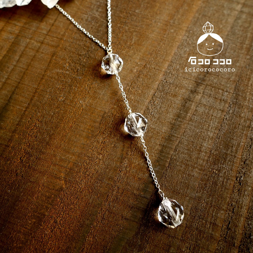 キラキラ３粒水晶の　チョーカー風ネックレス（SV925使用）