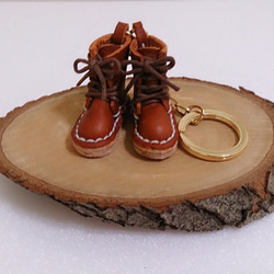 手作皮革咖啡色小靴皮革鑰匙圈(一雙） 第1張的照片