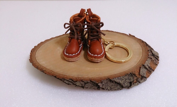 手作皮革咖啡色小靴皮革鑰匙圈(一雙） 第1張的照片