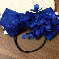 ブルーとボーダーリボンとお花のついたヘアゴム 3枚目の画像