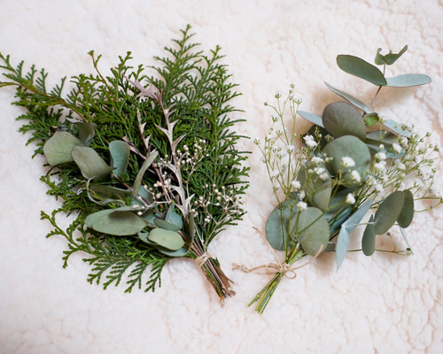 クリスマスにも]ユーカリとかすみ草、ヒバとユーカリのスワッグ