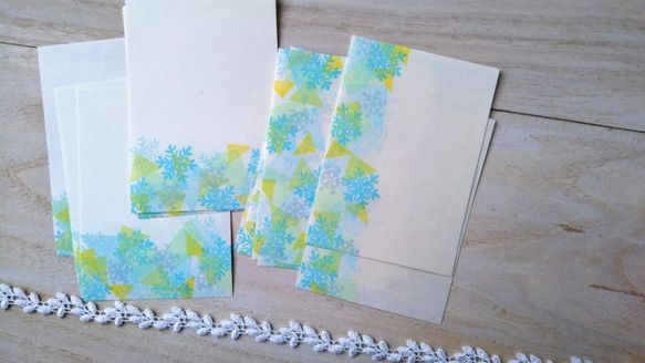 けしゴム版画「和紙の小さな封筒と便せんセット（雪の結晶と光）」 3枚目の画像