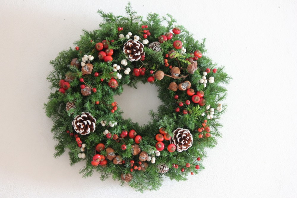 ドライフラワーꕤ︎︎スプレーバラと木の実いっぱい Xmas 花籠リースꕤ壁飾り ドライフラワーꕤ︎︎スプレーバラと木の実いっぱい Xmas 花籠