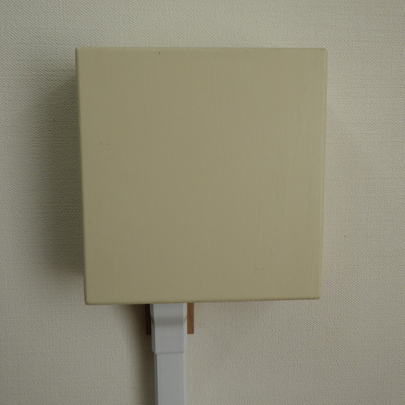 電気屋さんが考えた2連用コンセントガード　木製　バターミルクペイント版 4枚目の画像