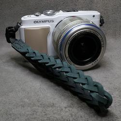 本革製★トリック三つ編みのカメラ用レザーストラップ★ヌバック★グレイッシュブルー 2枚目の画像