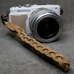 本革製★トリック三つ編みのカメラ用レザーストラップ★ヌバック★サンドベージュ 2枚目の画像