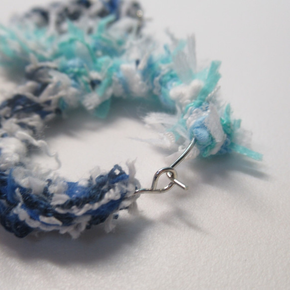 ブルーの引き揃え糸のバイカラーフープピアス 2枚目の画像