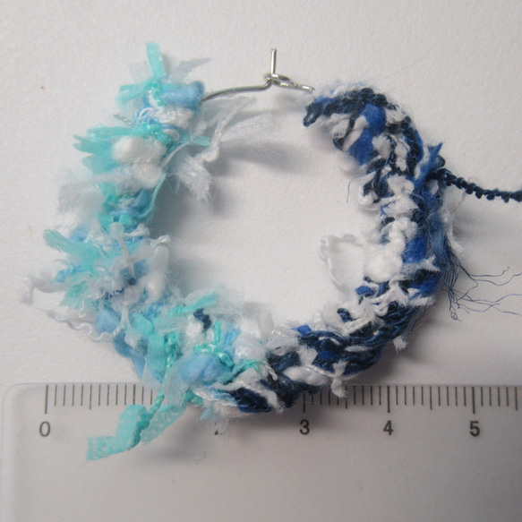 ブルーの引き揃え糸のバイカラーフープピアス 3枚目の画像