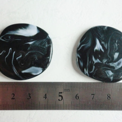 【約35mm前後・4個】大理石風マーブル・樹脂ビーズ・黒【1112】 2枚目の画像