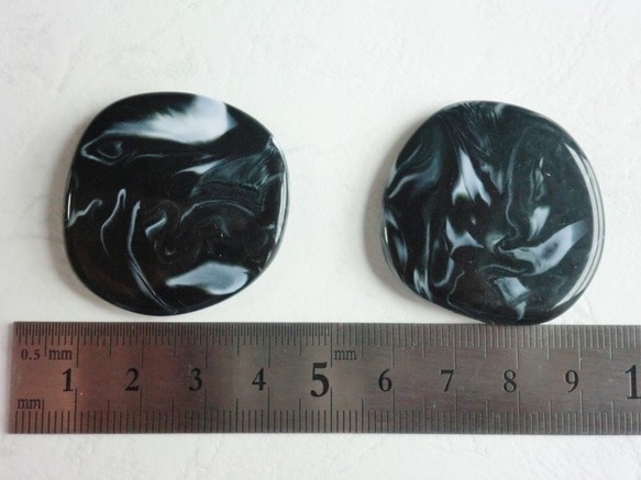 【約35mm前後・4個】大理石風マーブル・樹脂ビーズ・黒【1112】 2枚目の画像