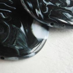 【約35mm前後・4個】大理石風マーブル・樹脂ビーズ・黒【1112】 3枚目の画像