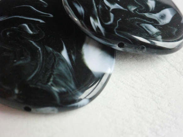 【約35mm前後・4個】大理石風マーブル・樹脂ビーズ・黒【1112】 3枚目の画像