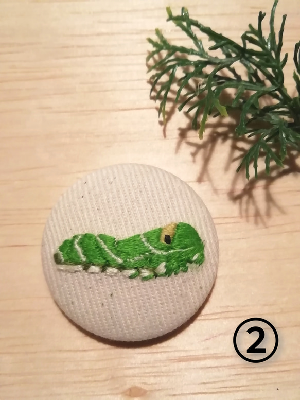 刺繍ブローチ ~ナミアゲハ幼虫~ 2枚目の画像