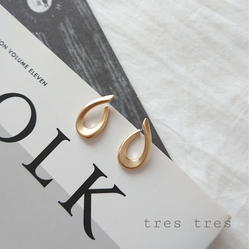 マットゴールド◇しずく形メタルミニピアス/イヤリング◇ドロップ 変形