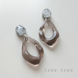 グレー◆クリア変形カボションとクリアドロップチャームのピアス/イヤリング◆春 夏 秋 冬 透明 大ぶり シンプル 5枚目の画像