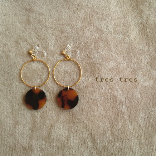 べっ甲ラウンドチャームとフープのイヤリング◇秋色 秋冬 大人かわいい 