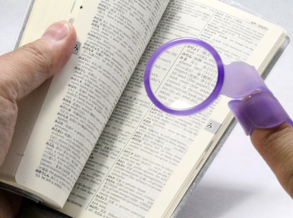 ボビンルーペ ステンドグラス　～くるっと指に巻いたらアクティブなルーペが出来ました～携帯ルーペ・拡大鏡・眼鏡・鯖江 人気・おすすめ｜使いやすい・旅行におすすめ 品質保証 全国発送 正規品・日本国内発送・安心保証付き