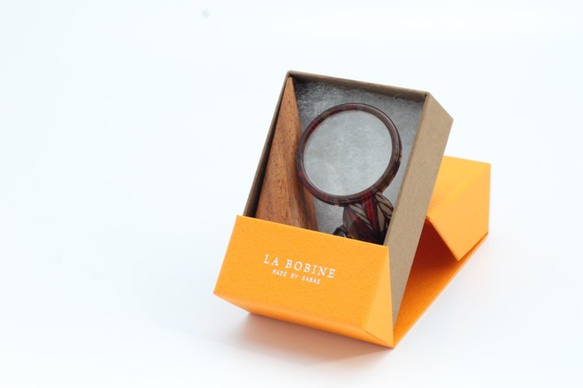 ボビンルーペ ステンドグラス　～くるっと指に巻いたらアクティブなルーペが出来ました～携帯ルーペ・拡大鏡・眼鏡・鯖江 人気・おすすめ｜使いやすい・旅行におすすめ 品質保証 全国発送 正規品・日本国内発送・安心保証付き